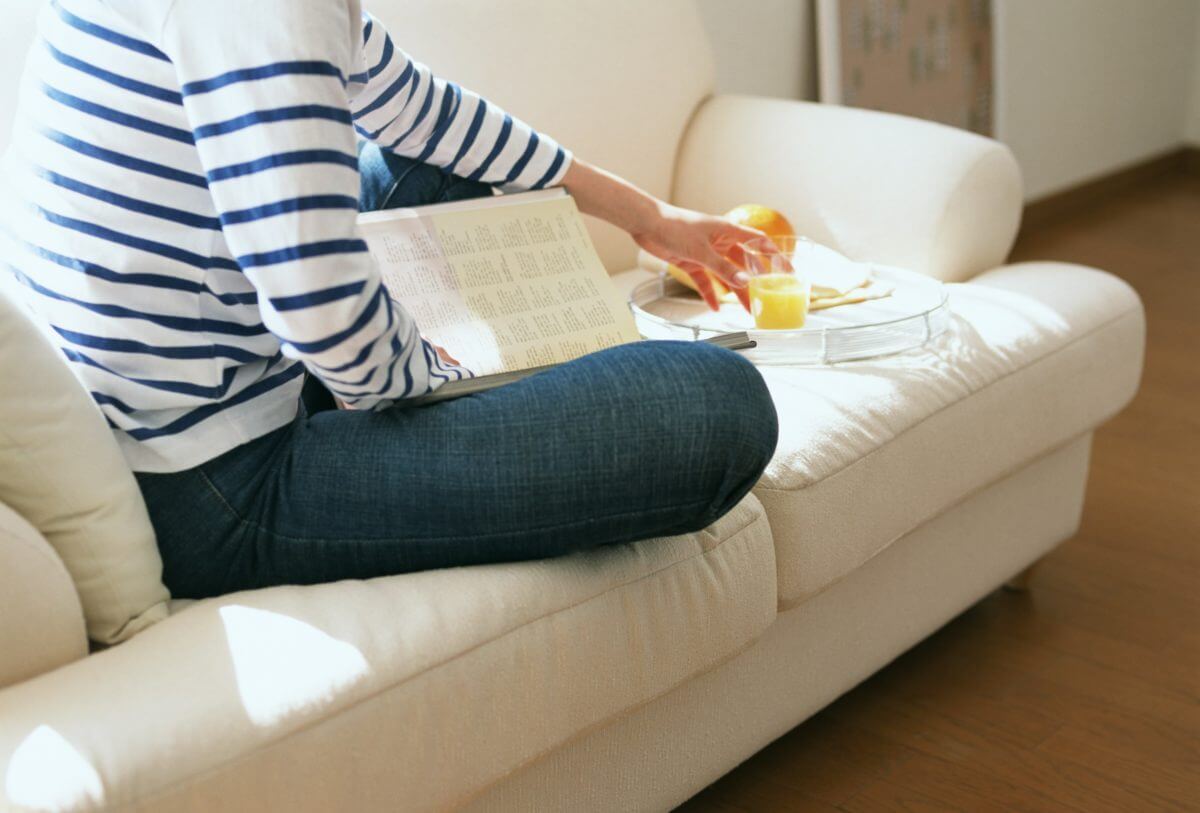 Почистить мягкую мебель в домашних условиях от пятен